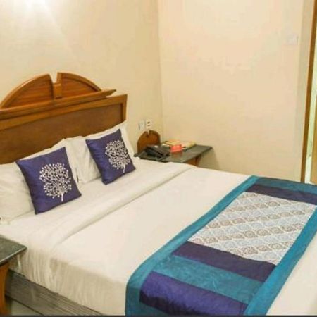 Strand Hotel, Colaba Bombaim Exterior foto