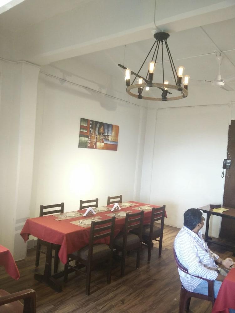 Strand Hotel, Colaba Bombaim Exterior foto