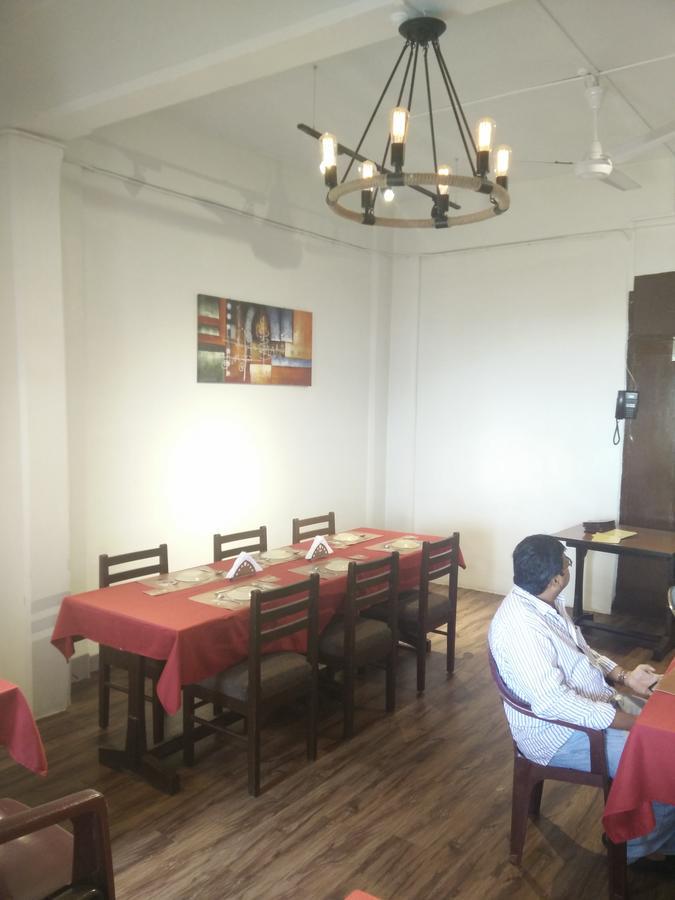 Strand Hotel, Colaba Bombaim Exterior foto