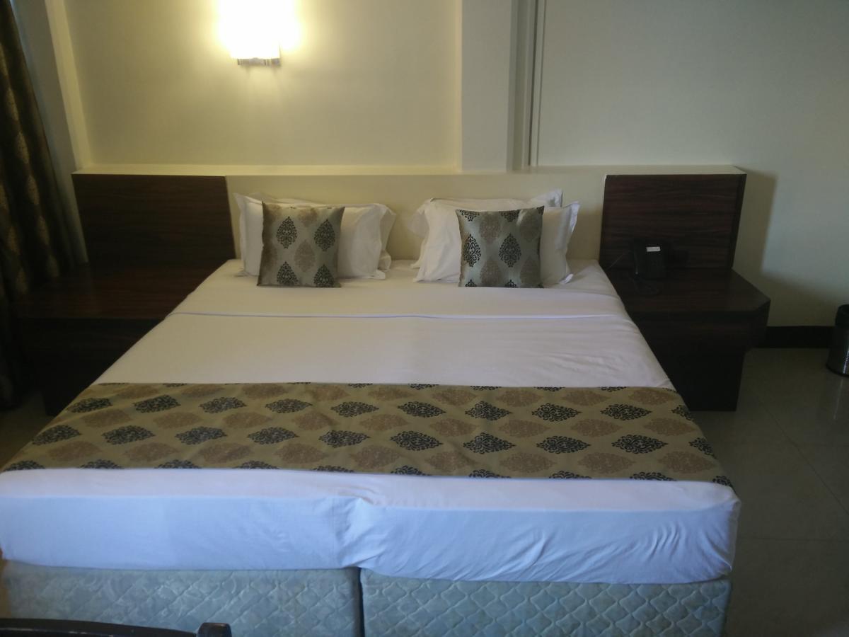 Strand Hotel, Colaba Bombaim Exterior foto