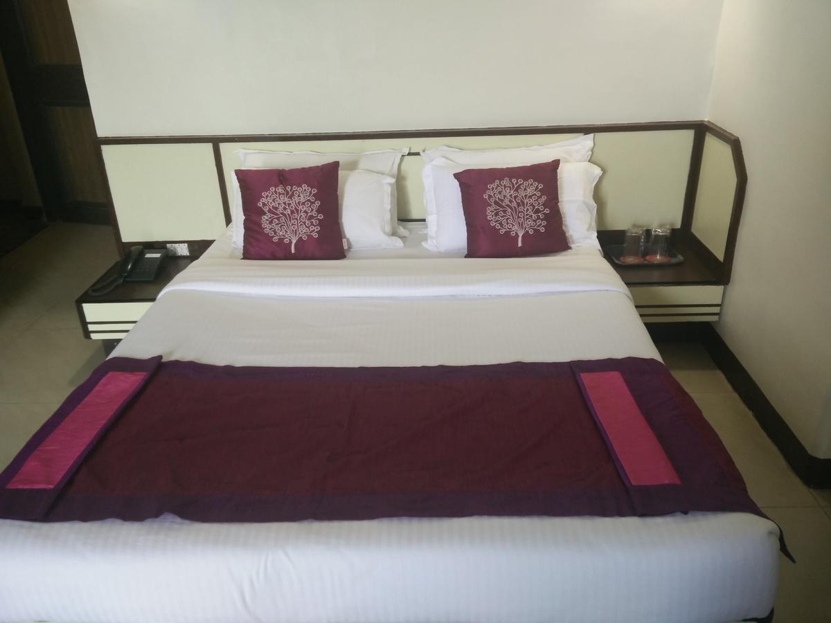 Strand Hotel, Colaba Bombaim Exterior foto