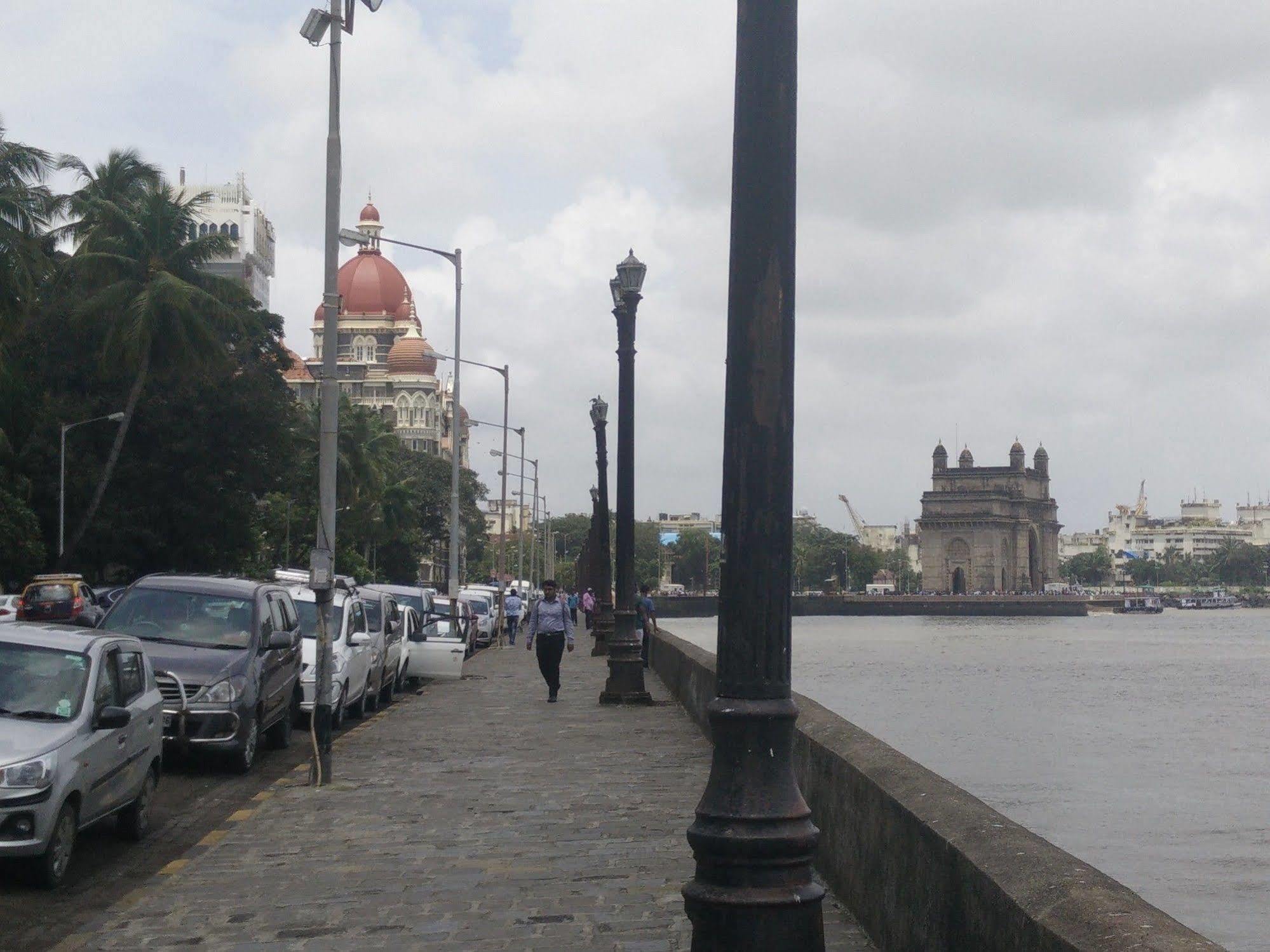 Strand Hotel, Colaba Bombaim Exterior foto