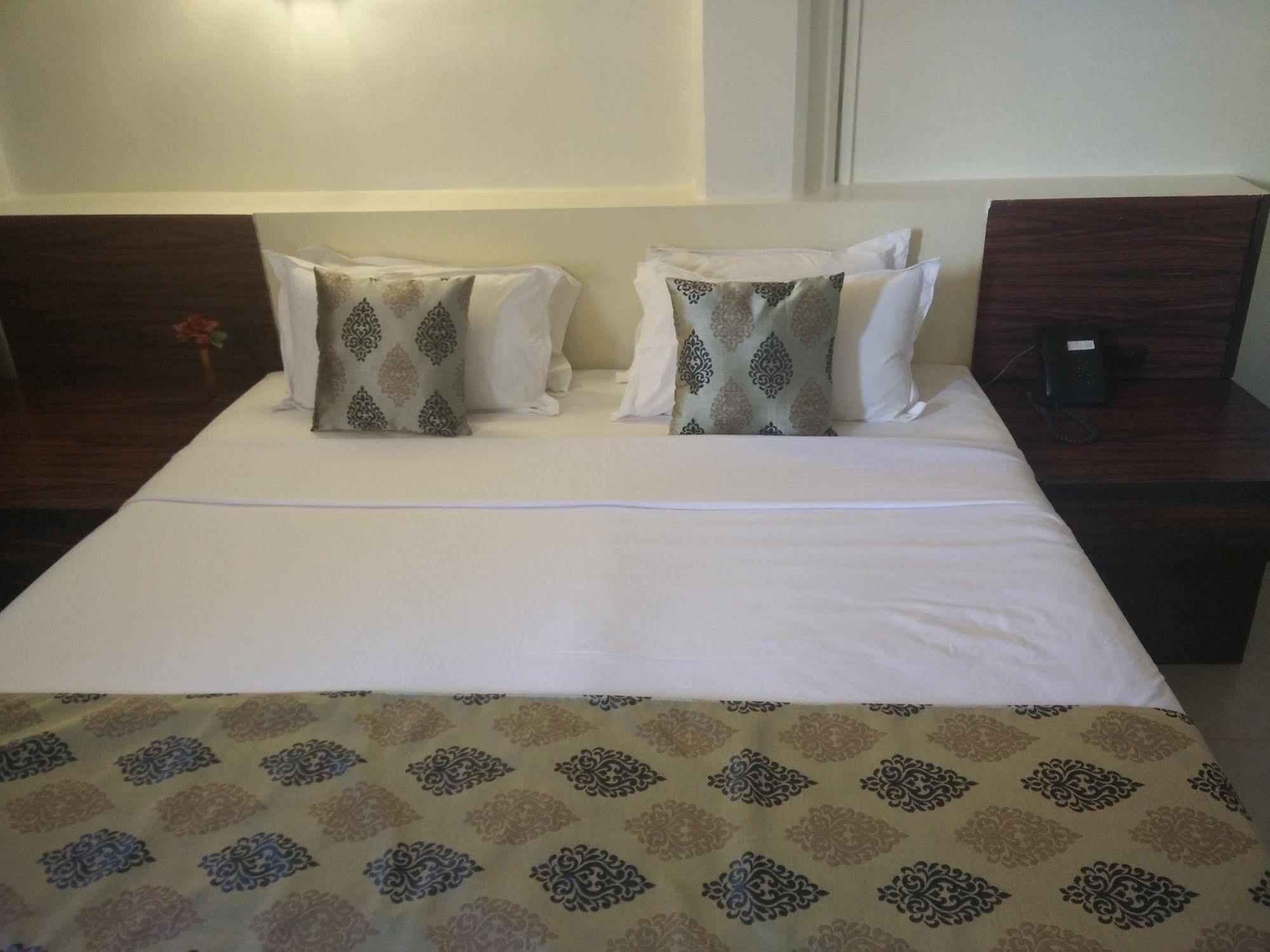 Strand Hotel, Colaba Bombaim Exterior foto
