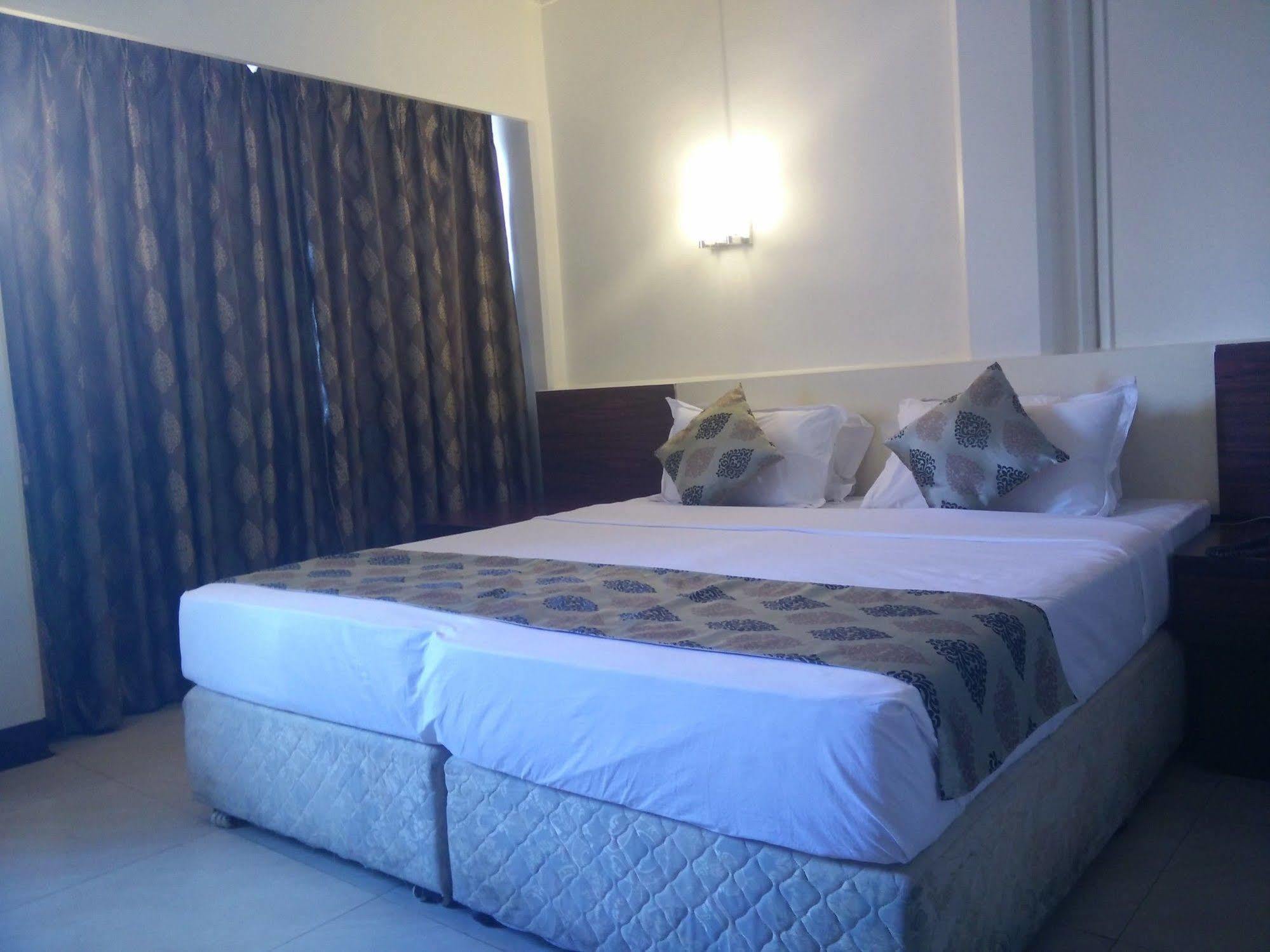 Strand Hotel, Colaba Bombaim Exterior foto