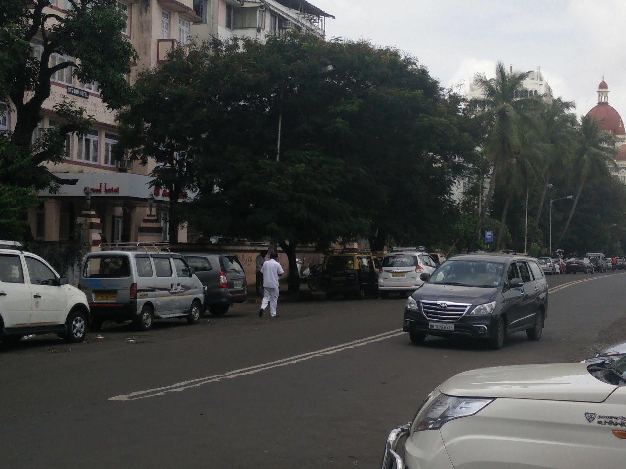 Strand Hotel, Colaba Bombaim Exterior foto