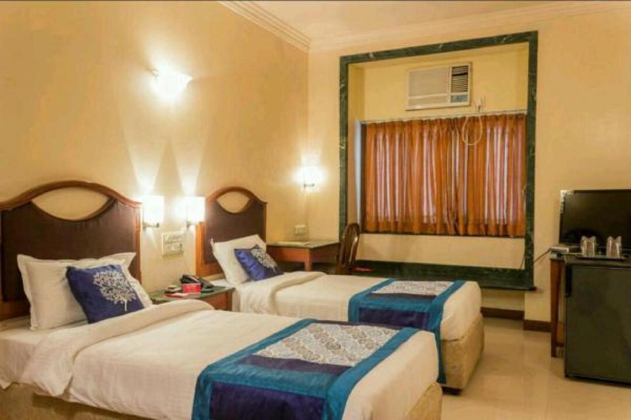 Strand Hotel, Colaba Bombaim Exterior foto